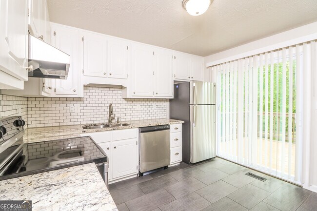 Building Photo - 400 Lake Swan Ct