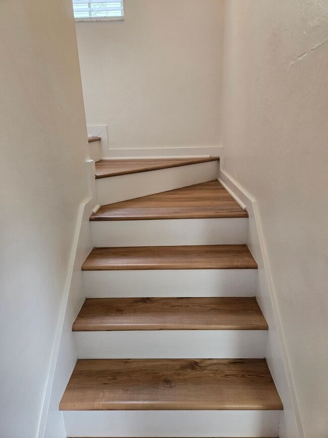 Building Photo - Spacious 2-bedroom, 1.5-bath end-unit townhouse in Carriage House