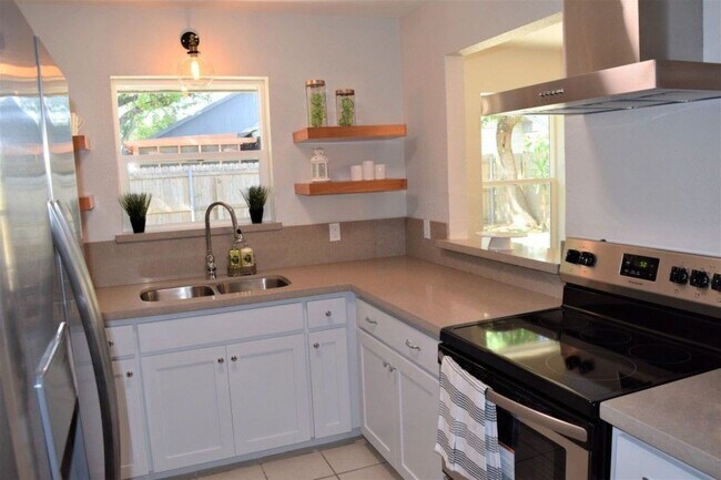 Building Photo - Cute & Cozy Home in McAllen