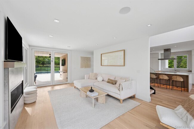 Building Photo - 28 Canoe Place Rd