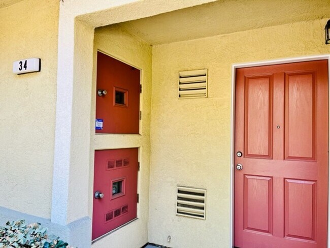 Building Photo - Gorgeous 3BD/2.5BA Tri-Level Townhouse- Ga...