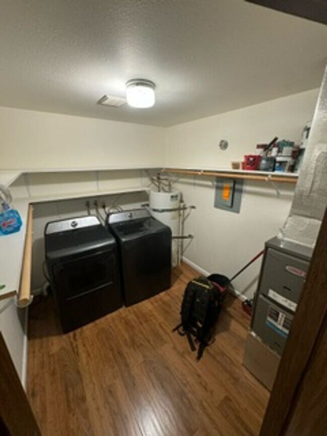 Building Photo - Villalpando - 1218-1222 Summers Lane PM 9-...