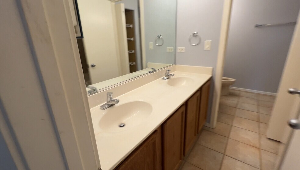 Building Photo - 1000 E 53rd St