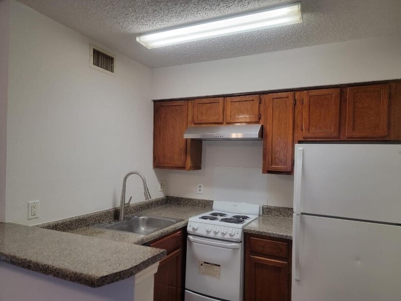 Building Photo - 9809 Walnut St