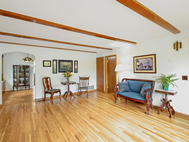 Building Photo - Amazing vintage 2-bdrm/2-bath Cully home—G...