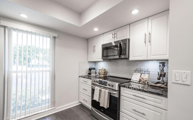 Building Photo - 1814 Presidential Way