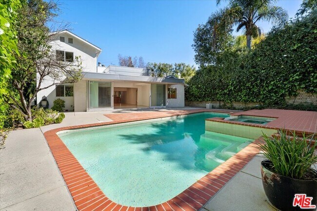 Building Photo - 4031 Hollyline Ave