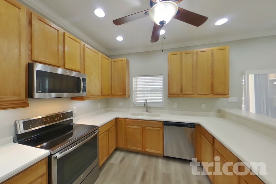 Building Photo - 16651 Midsummer Ln