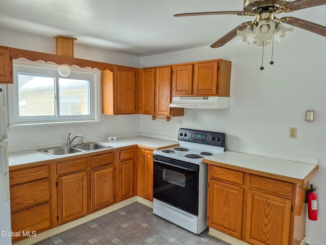 Building Photo - 524 Maple Ave