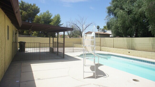 Building Photo - Charming 3Bed/2Bath/2Car residence with gated pool located in E. Las Vegas