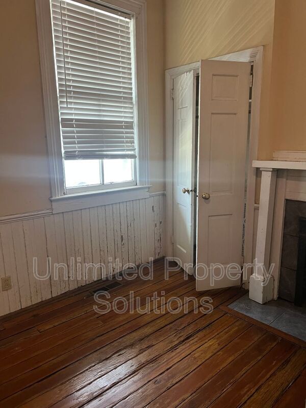 Building Photo - 216 N 6th St