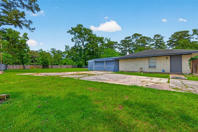 Building Photo - 1701 Mistletoe Ln