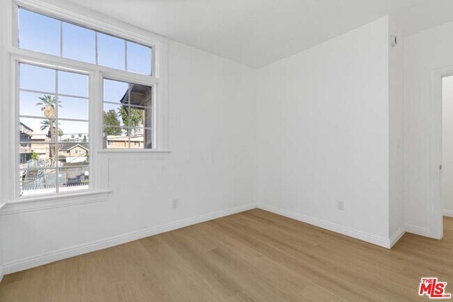 Building Photo - 1125 S Lake St