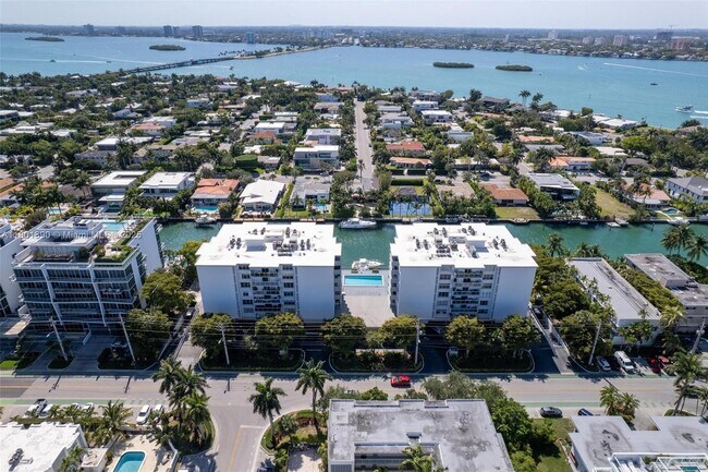 Building Photo - 10000 W Bay Harbor Dr
