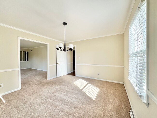 Building Photo - Spacious 3 Bedroom Home Convenient to New Garden