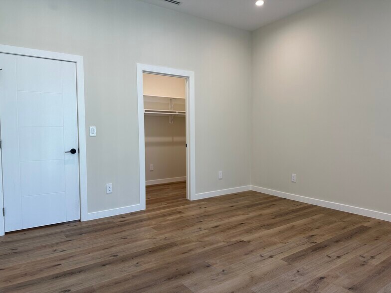 Building Photo - 6571 Ponce Ave