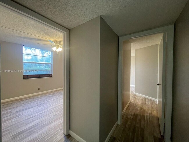 Building Photo - 7875 Margate Blvd