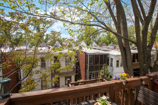 Building Photo - Sunny 2 BR/2 BA Condo in Columbia Heights!