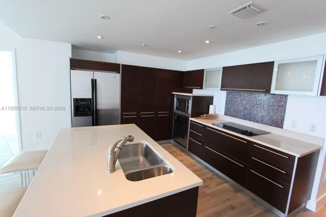 Building Photo - 1900 N Bayshore Dr