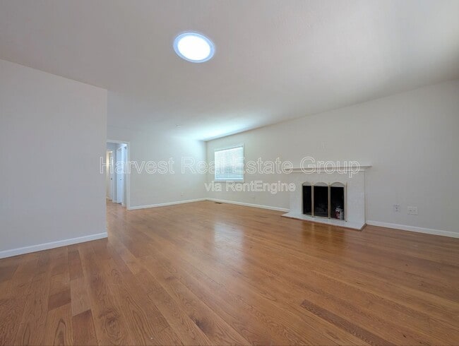 Building Photo - 951 Elm St