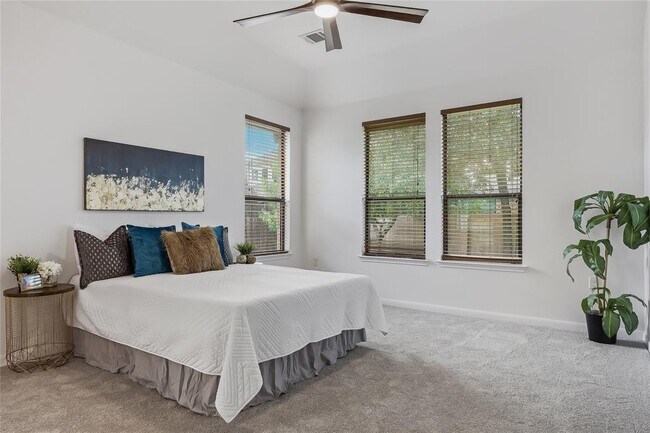 Building Photo - 5501 Allamanda Dr