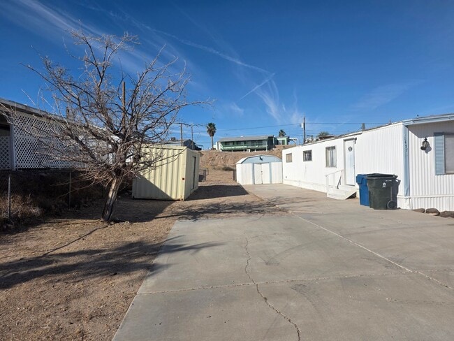 Building Photo - LAND, LAND AND MORE LAND! 2 bed/2 bath Manufactured home in Bullhead City on Huge double lot!