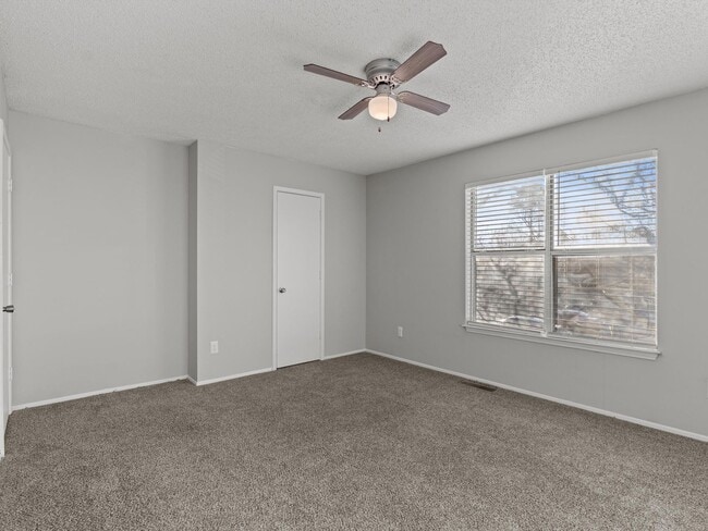 Building Photo - Newly renovated 3 bedroom/2 bath Townhome - Move In Special