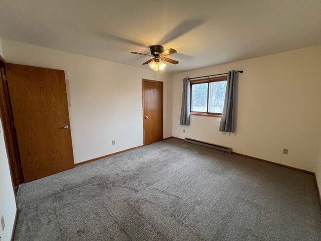 Building Photo - Recently Renovated Upper Level 1-bed, 1-Bath