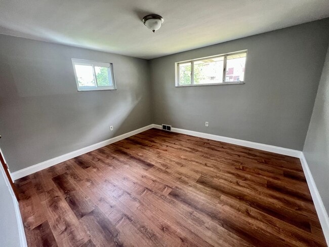 Building Photo - Stunning Home - 2 Bedroom 1 Bathroom - Pit...