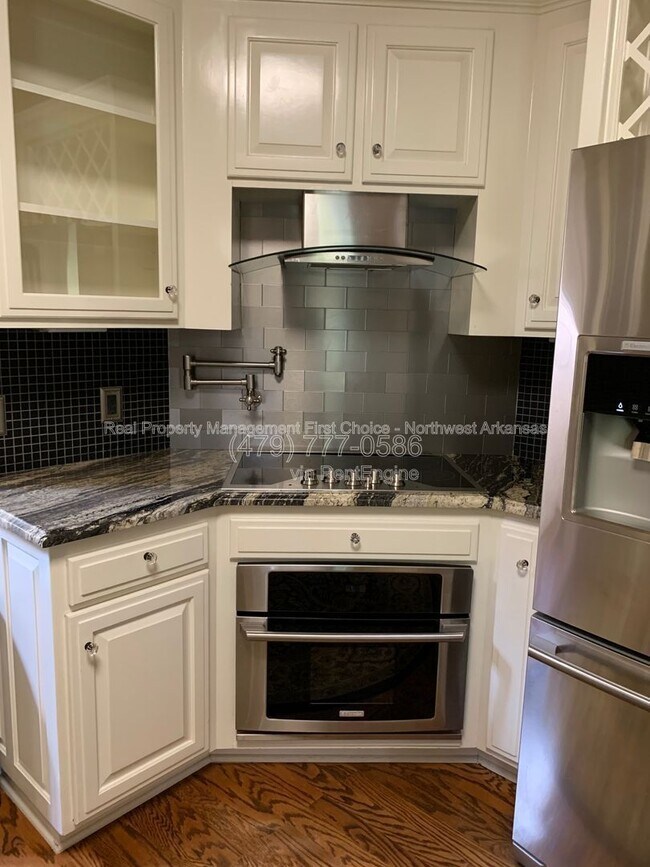 Building Photo - 300 Genesis Dr