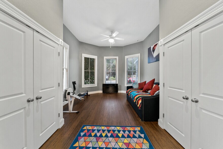 Building Photo - 510 E Mistletoe Ave