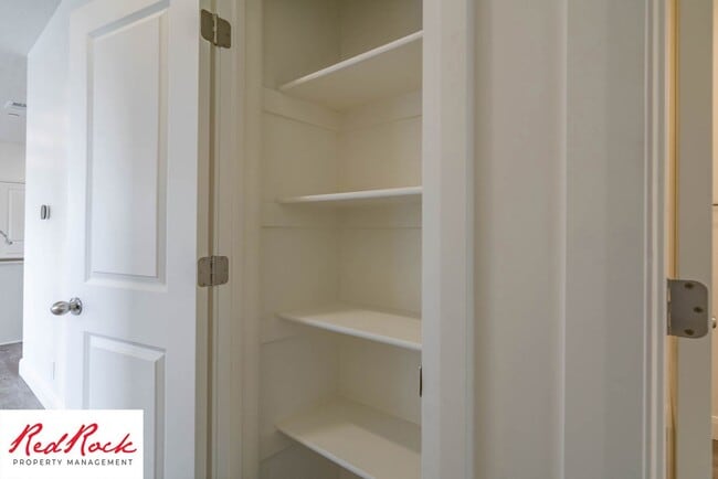 Building Photo - Spacious 3 Bedroom Unit in Desert Color With Pool & Lagoon Access