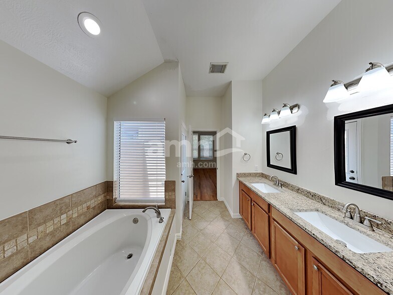 Building Photo - 30919 Blue Ridge Park Ln
