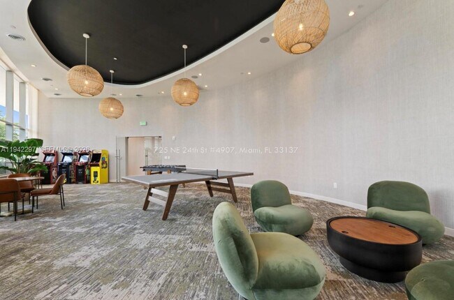 Building Photo - 700 NE 24th St