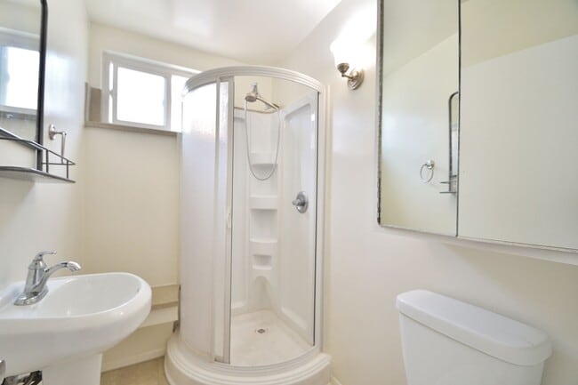 Building Photo - r246