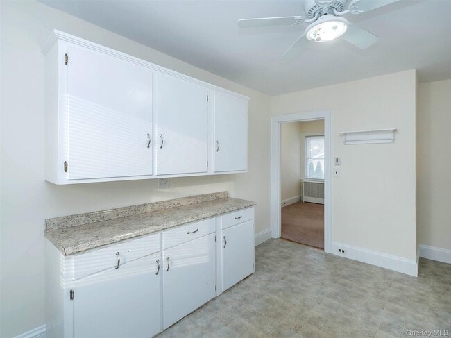 Building Photo - 118 McLoughlin St