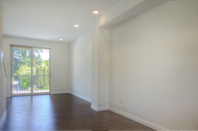 Building Photo - 4061 NE 50th St
