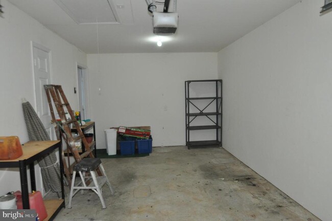 Building Photo - 1111 Jousting Way