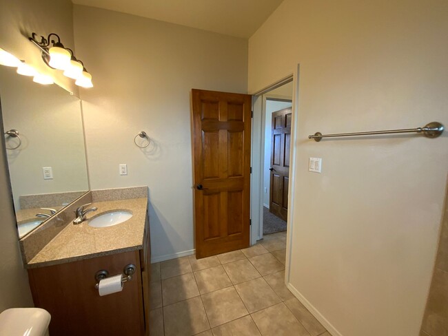 Building Photo - 3 Bedroom Town home Near 4th Street SW & B...