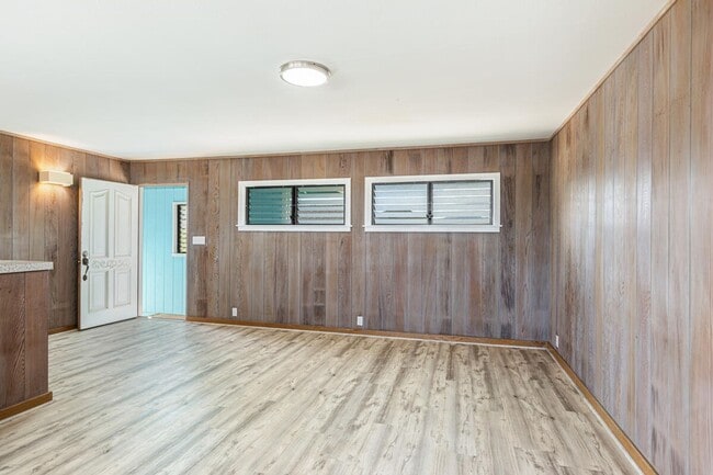 Building Photo - Unfurnished 2 bedroom, 1 bath home in quiet Lihue neighborhood, with views!