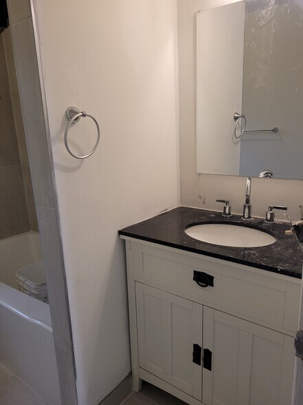 2nd Floor Bath - 4008 Oakland Road