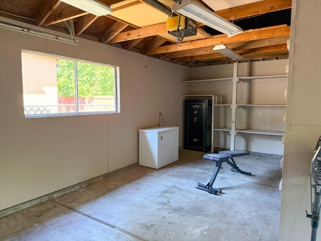 Building Photo - 102 Poplar Ave