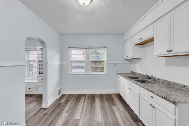 Building Photo - 3209 W 92nd St