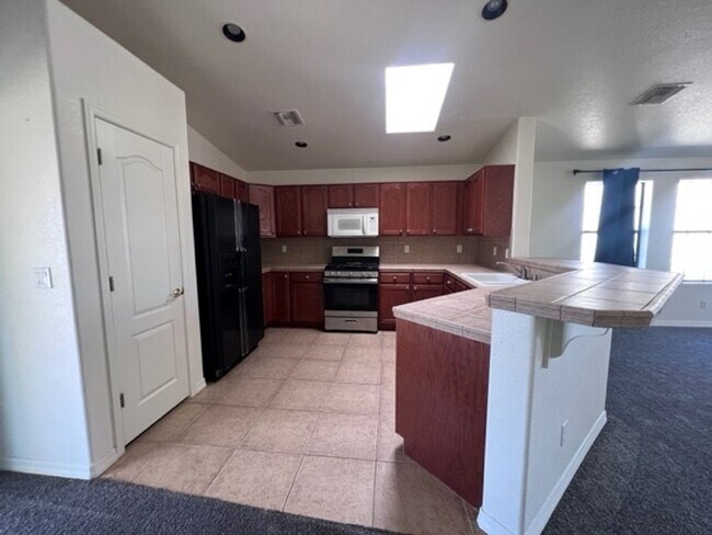 Building Photo - 3 Bedroom 2 bath Home Boat Deep Garage and RV parking Near Safeway