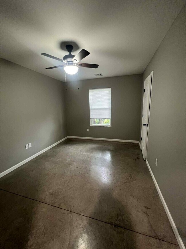 Building Photo - 206-208 N Wall Duplex