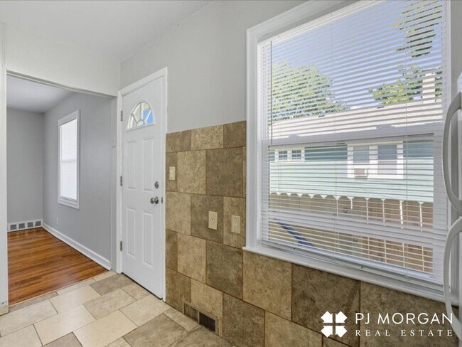 Building Photo - Stylish Updates + Spacious Yard + 2-Car Ga...