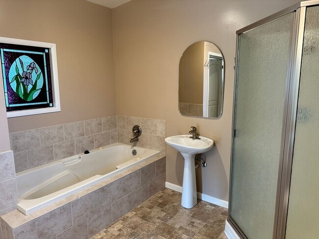 Building Photo - 4Bd/2Ba Bellevue Home