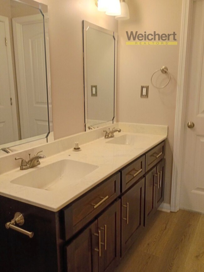 Building Photo - Spacious 4 Bed / 2 Bath Home