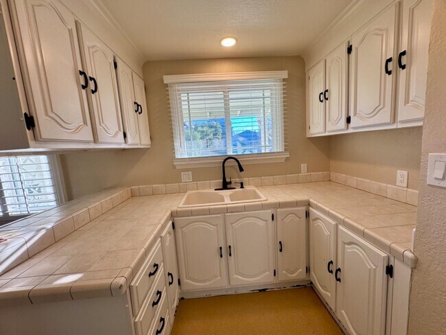 Building Photo - 1709 Guadalupe Ave