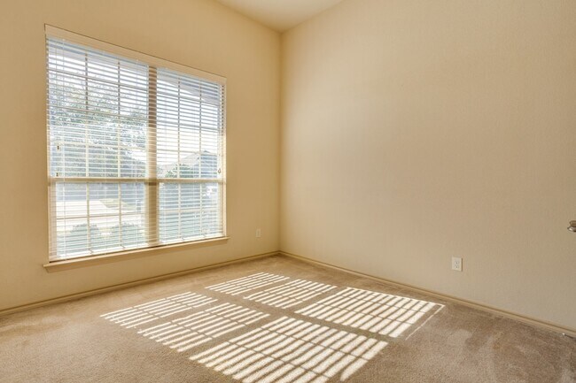 Building Photo - 4013 Lazy River Ranch Rd